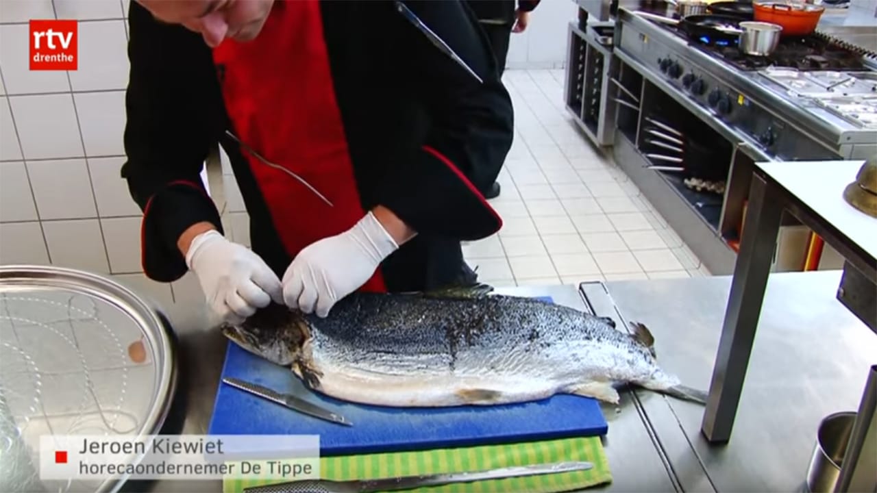Gepocheerde zalm voor mensen van de Voedselbank
